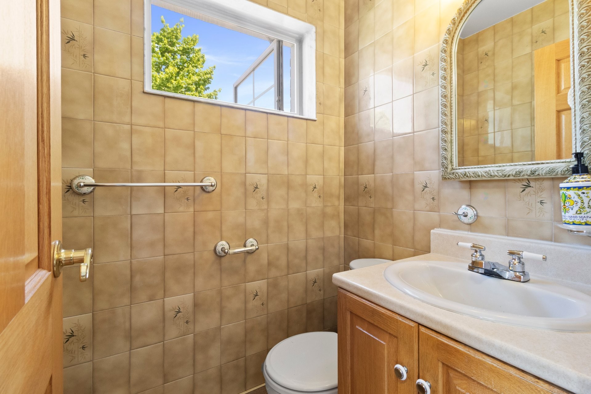 Powder room - 6790 Rue St-Zotique E., Montréal (Mercier/Hochelaga-Maisonneuve), QC - Indoor Photo Showing Bathroom