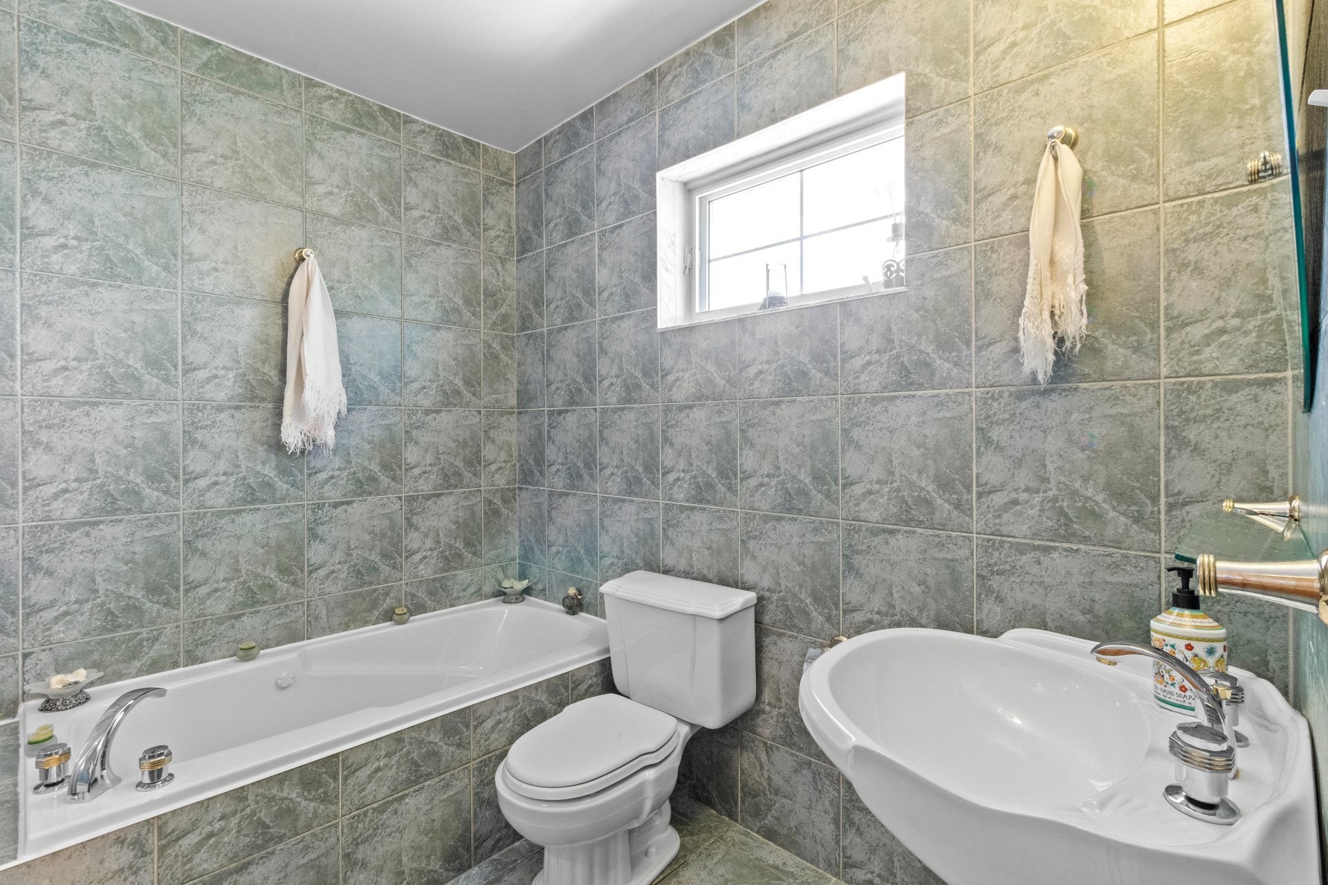 Bathroom - 6790 Rue St-Zotique E., Montréal (Mercier/Hochelaga-Maisonneuve), QC - Indoor Photo Showing Bathroom