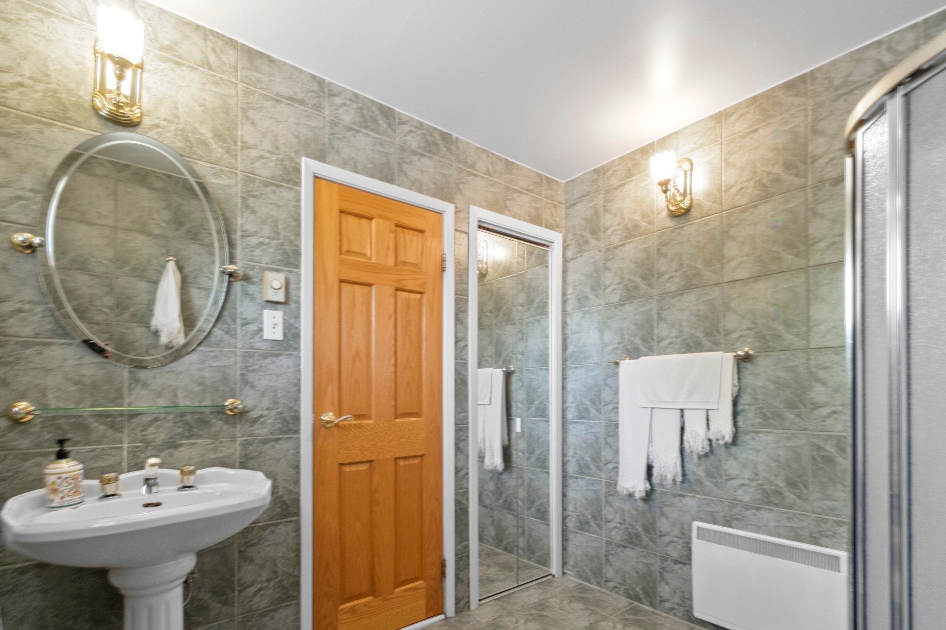 Bathroom - 6790 Rue St-Zotique E., Montréal (Mercier/Hochelaga-Maisonneuve), QC - Indoor Photo Showing Bathroom