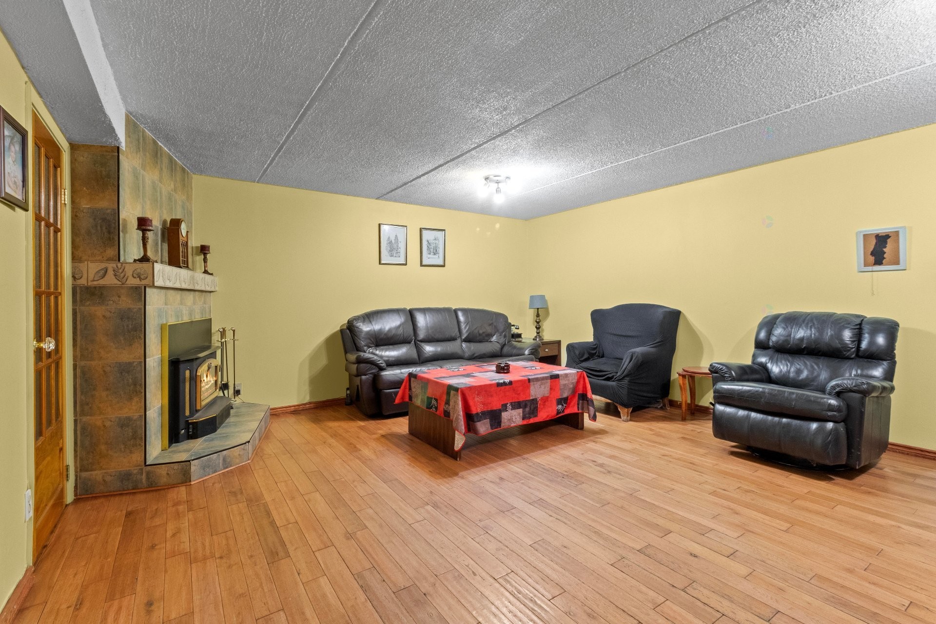 Family Room - 6790 Rue St-Zotique E., Montréal (Mercier/Hochelaga-Maisonneuve), QC - Indoor