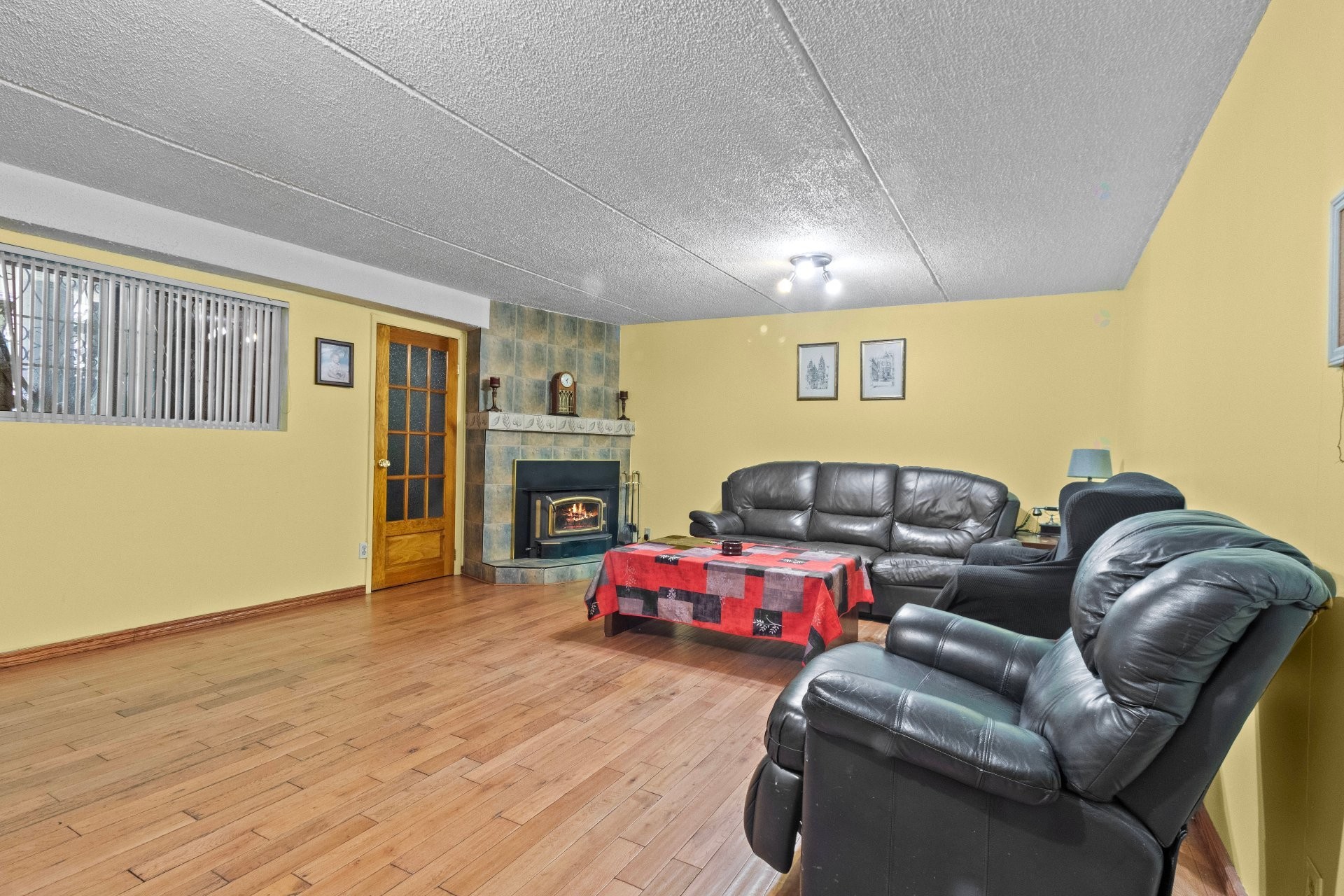 Family Room - 6790 Rue St-Zotique E., Montréal (Mercier/Hochelaga-Maisonneuve), QC - Indoor With Fireplace