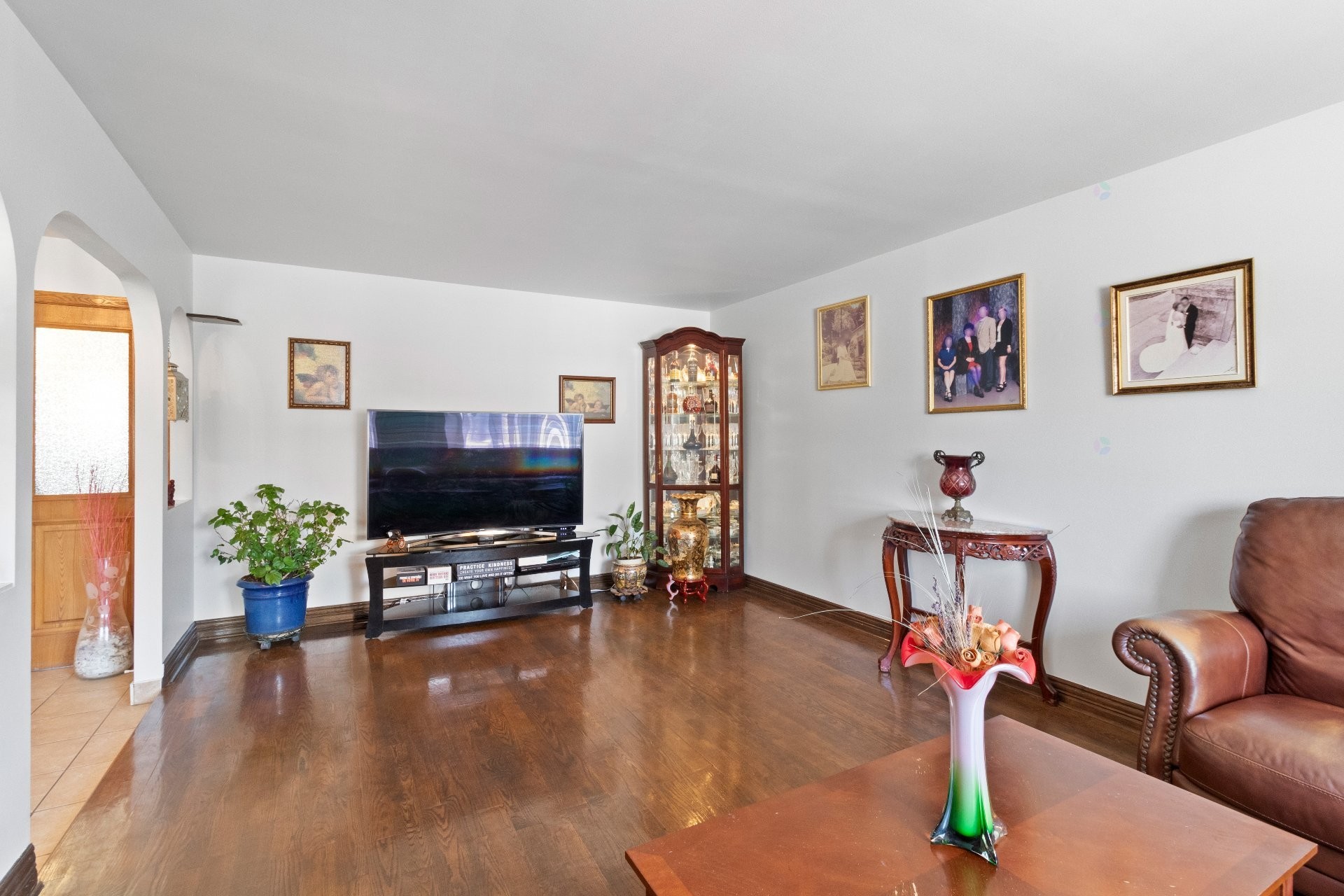 Living Room - 6790 Rue St-Zotique E., Montréal (Mercier/Hochelaga-Maisonneuve), QC - Indoor Photo Showing Living Room
