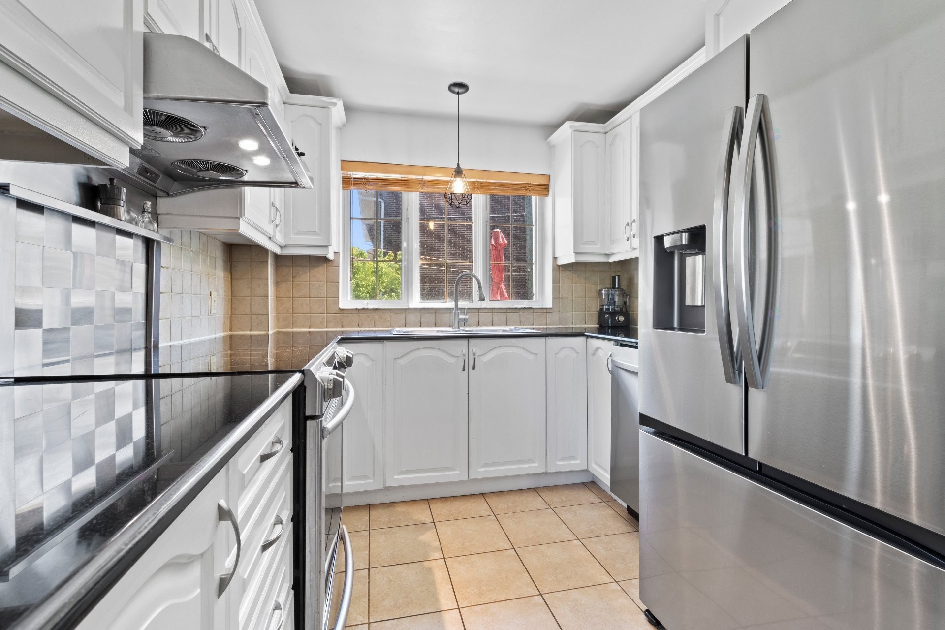 Kitchen - 6790 Rue St-Zotique E., Montréal (Mercier/Hochelaga-Maisonneuve), QC - Indoor Photo Showing Kitchen With Upgraded Kitchen