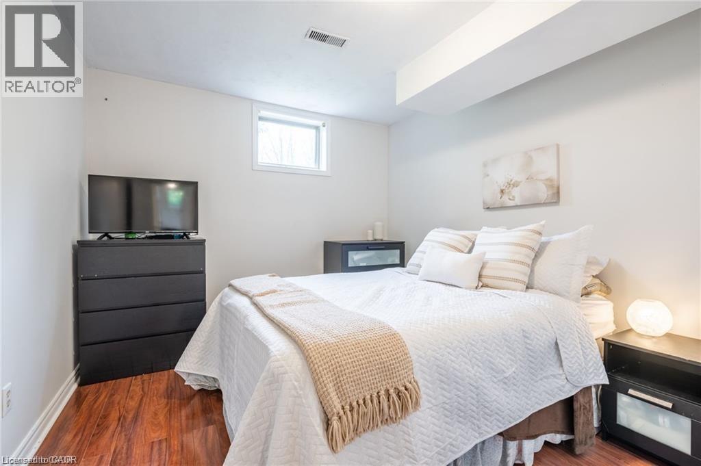 152 7Th Concession Road E, Flamborough, ON - Indoor Photo Showing Bedroom