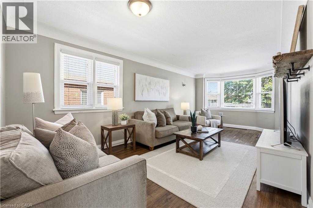 26 Isabel Avenue, Hamilton, ON - Indoor Photo Showing Living Room