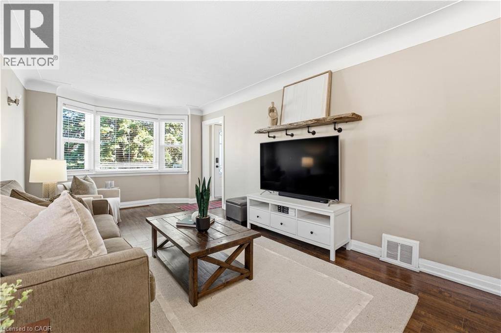 26 Isabel Avenue, Hamilton, ON - Indoor Photo Showing Living Room