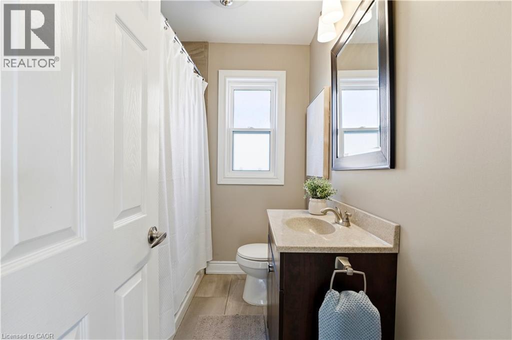 26 Isabel Avenue, Hamilton, ON - Indoor Photo Showing Bathroom
