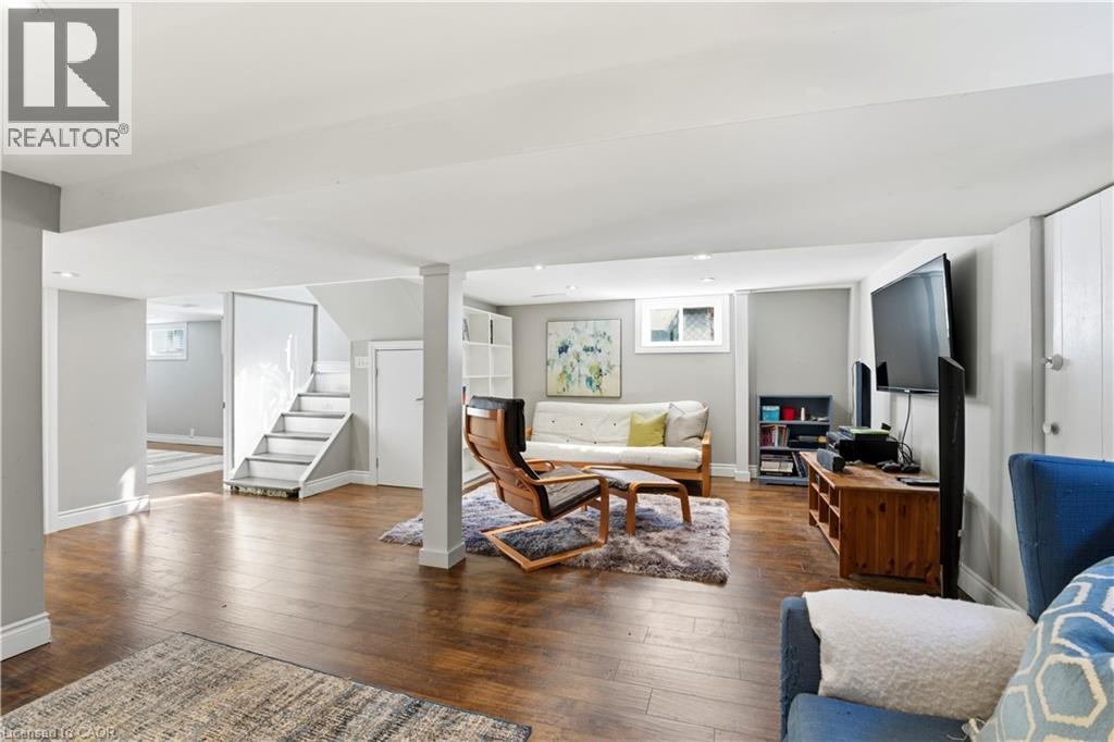 26 Isabel Avenue, Hamilton, ON - Indoor Photo Showing Living Room