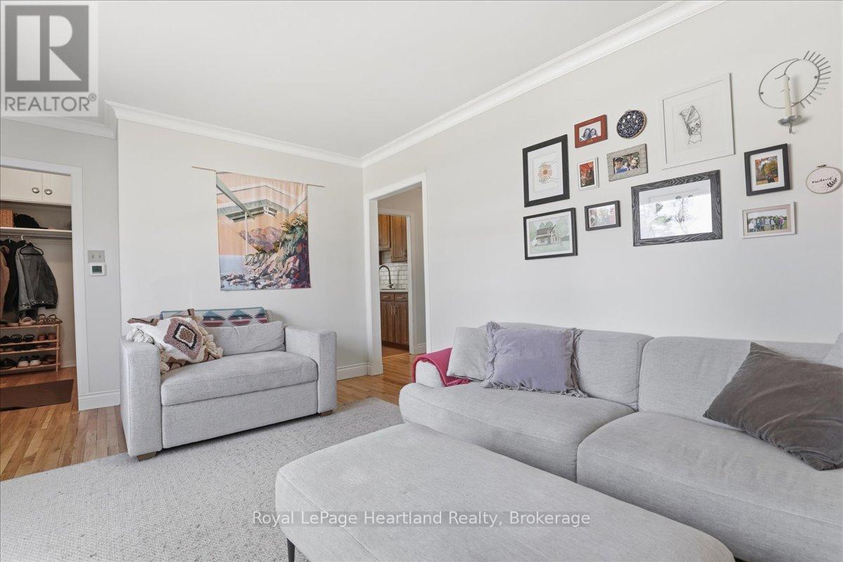 19 Perth Road, Kitchener, ON - Indoor Photo Showing Living Room