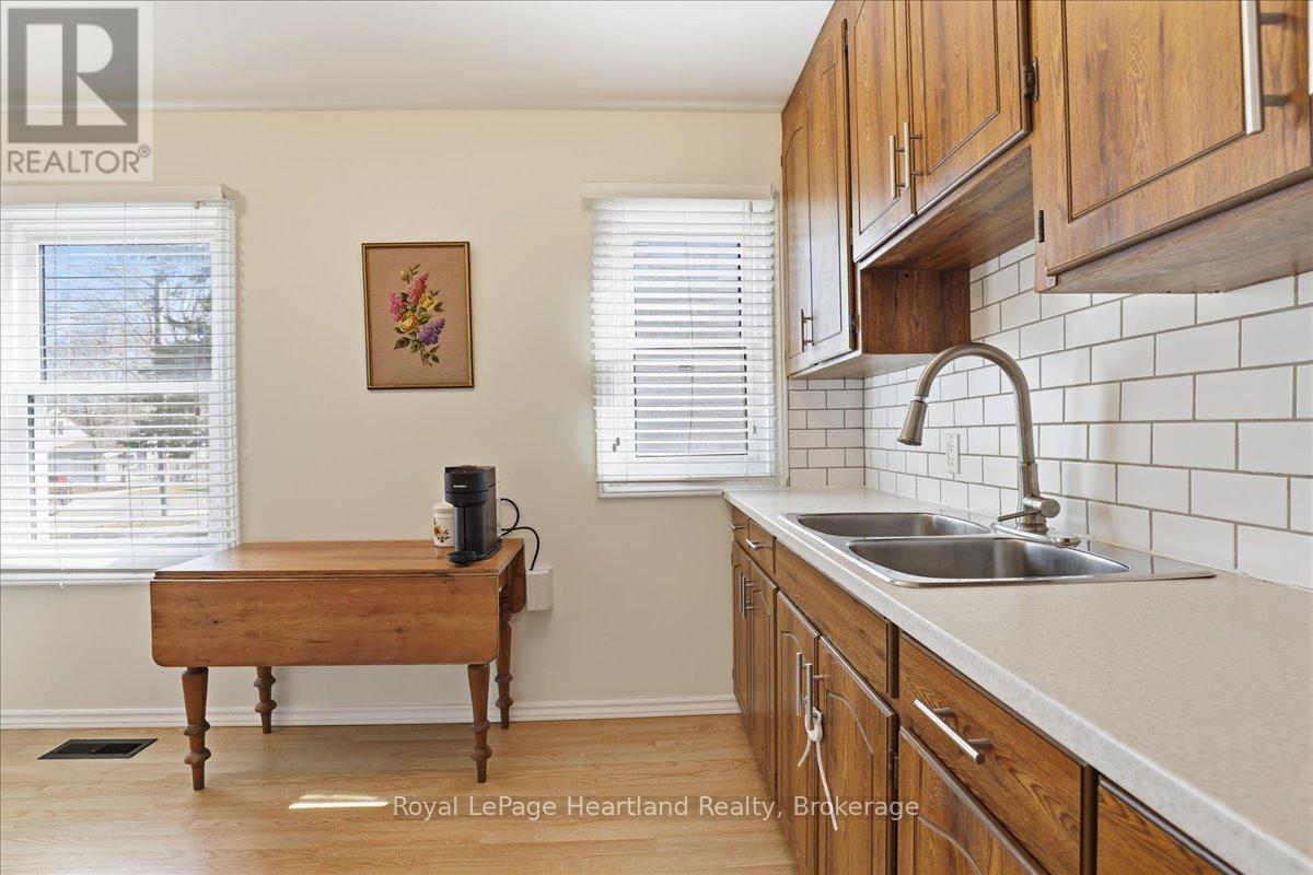 19 Perth Road, Kitchener, ON - Indoor Photo Showing Kitchen With Double Sink