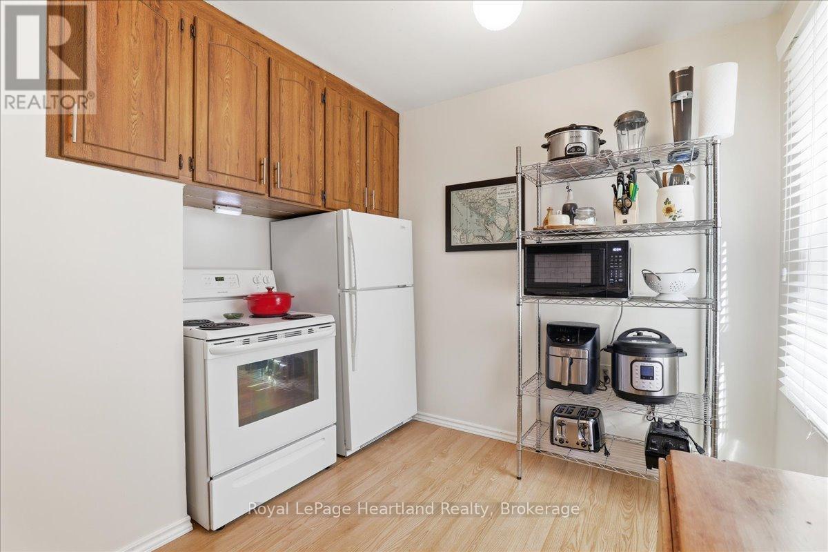 19 Perth Road, Kitchener, ON - Indoor Photo Showing Kitchen