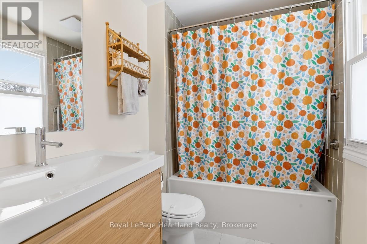 19 Perth Road, Kitchener, ON - Indoor Photo Showing Bathroom