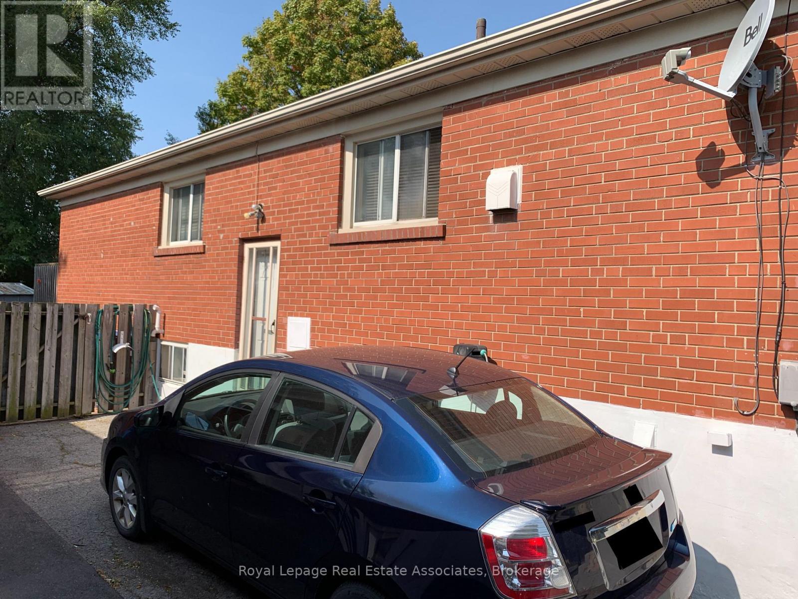 Side view with separate entrance - 3498 Ashcroft Crescent, Mississauga, ON - Outdoor With Exterior