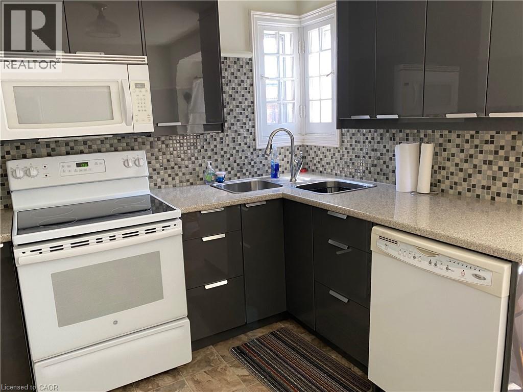 184 Arkell Street, Hamilton, ON - Indoor Photo Showing Kitchen With Double Sink