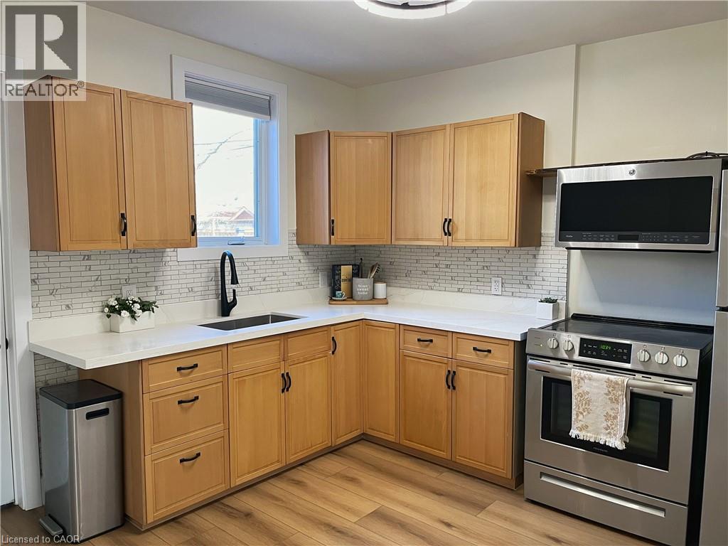 157 Tragina Avenue N, Hamilton, ON - Indoor Photo Showing Kitchen
