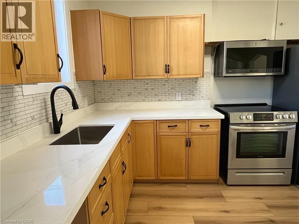 157 Tragina Avenue N, Hamilton, ON - Indoor Photo Showing Kitchen
