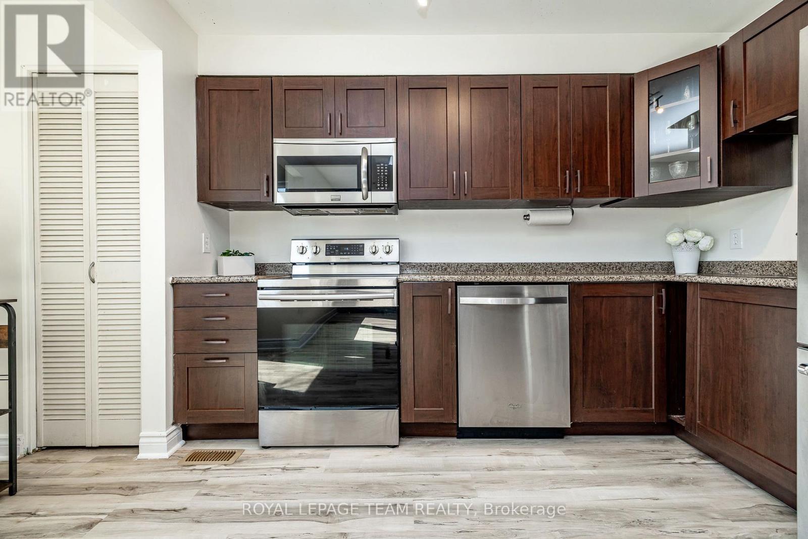 modern kitchen - 28 - 28 Peary Way, Ottawa, ON - Indoor Photo Showing Kitchen