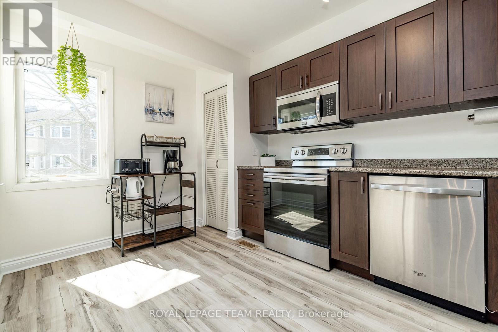 bright kitchen area - 28 - 28 Peary Way, Ottawa, ON - Indoor Photo Showing Kitchen