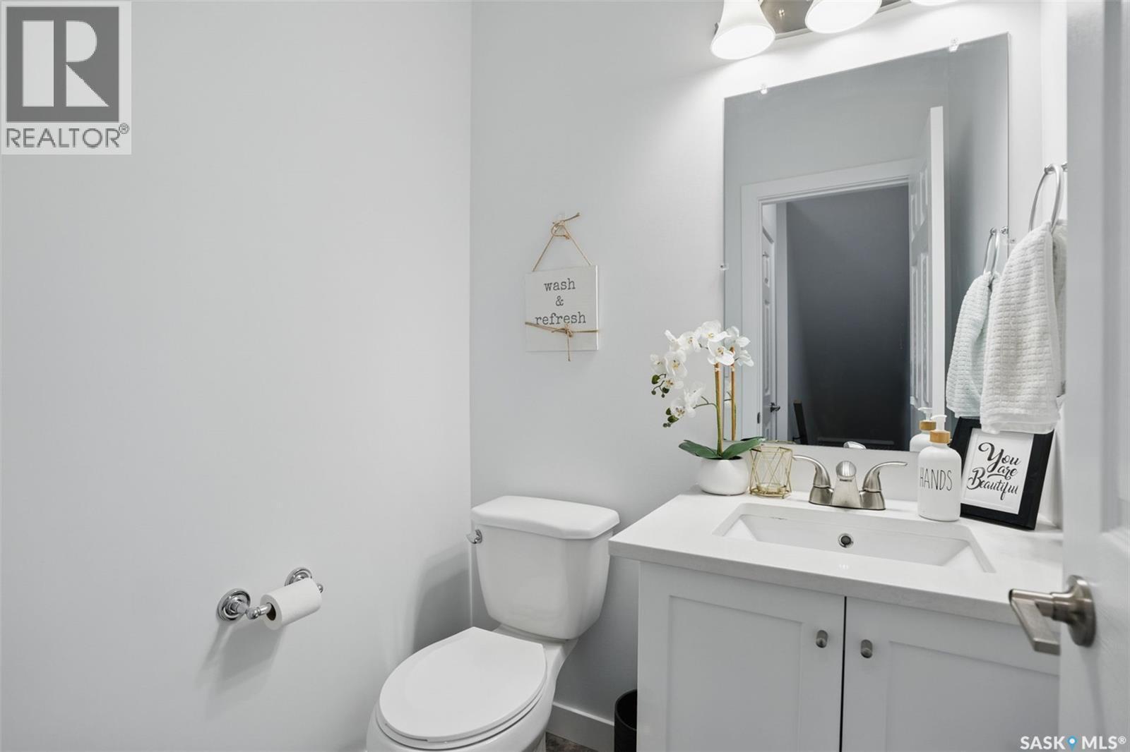 421 L Avenue S, Saskatoon, SK - Indoor Photo Showing Bathroom