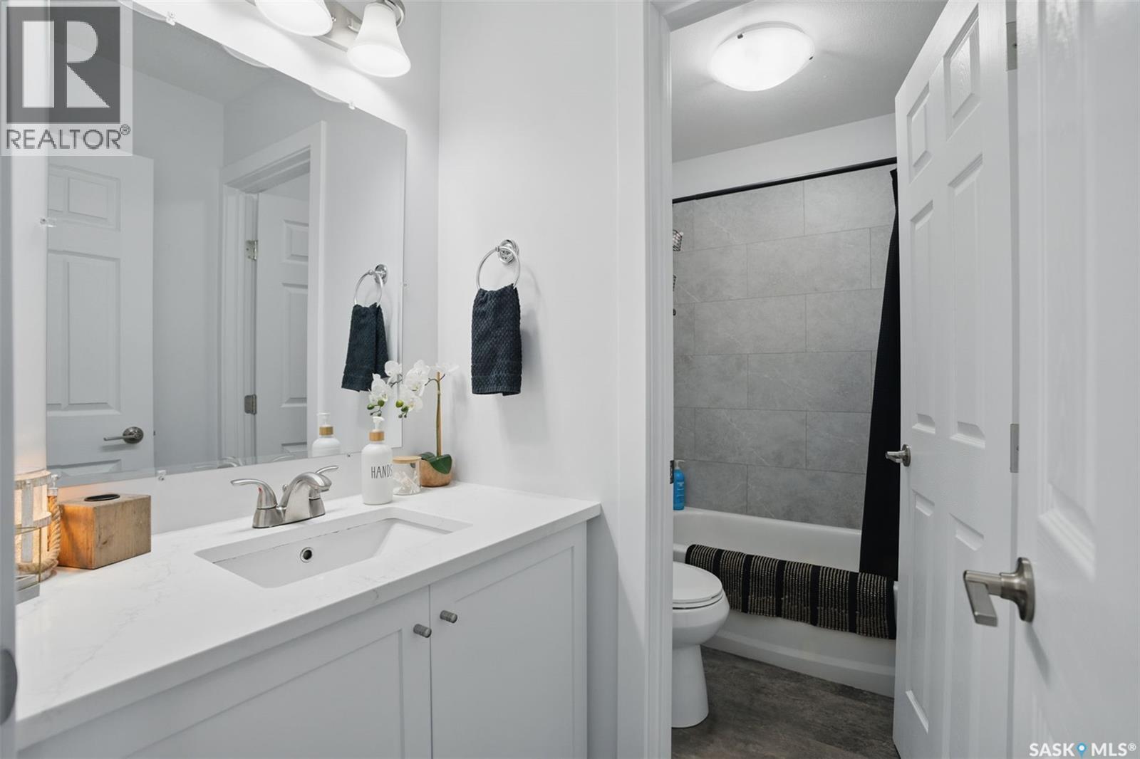 421 L Avenue S, Saskatoon, SK - Indoor Photo Showing Bathroom