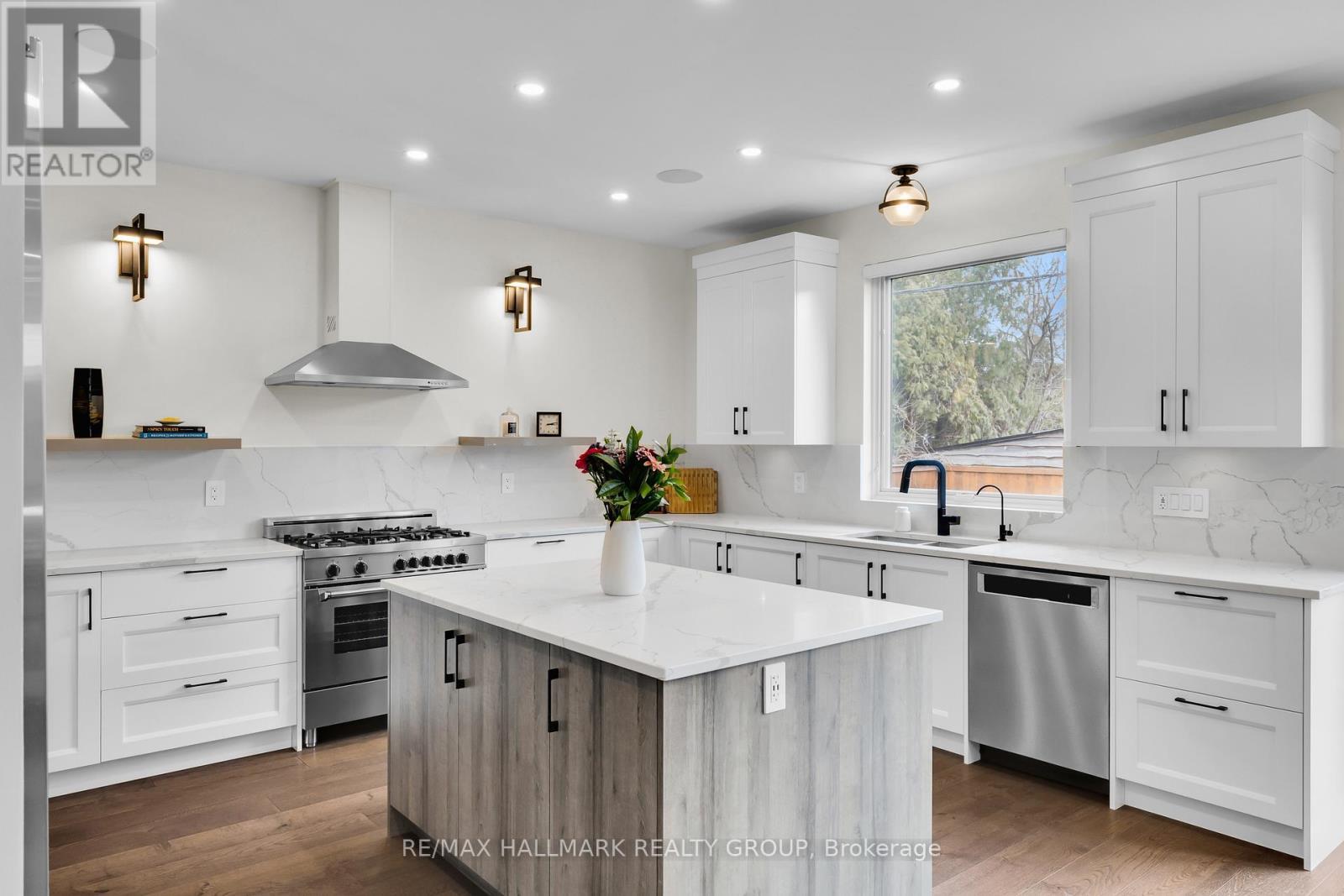 1976 Lenester Avenue, Ottawa, ON - Indoor Photo Showing Kitchen With Upgraded Kitchen