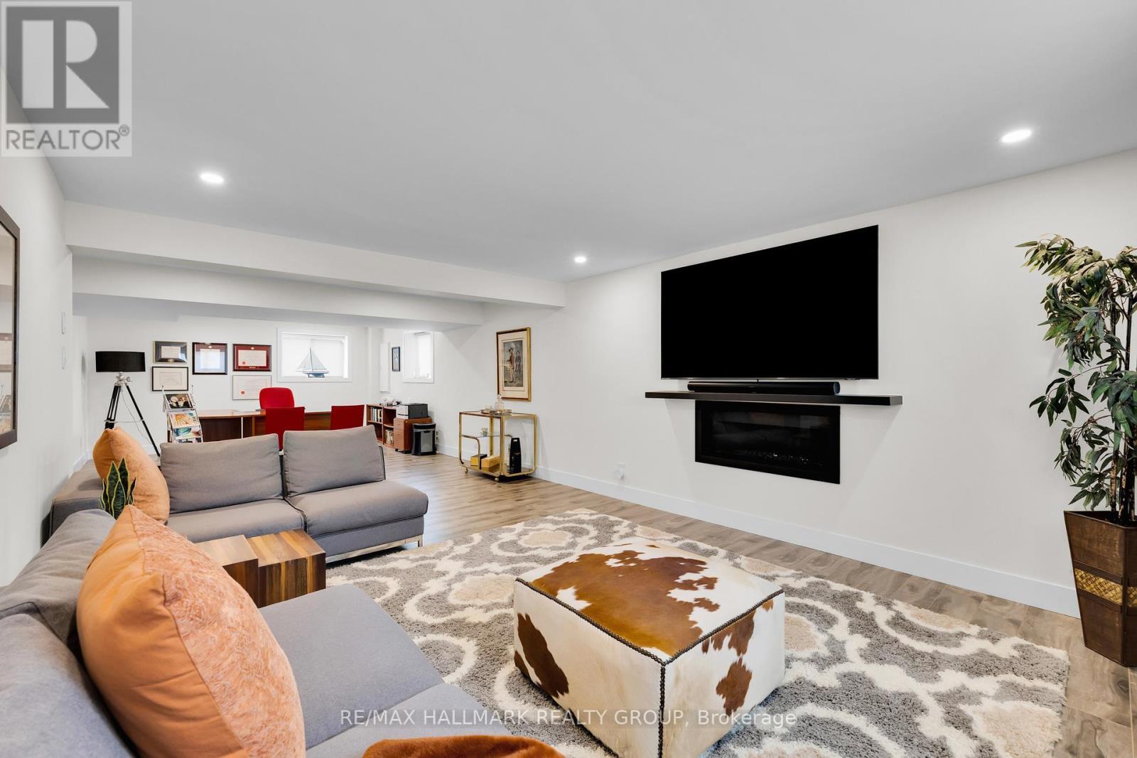 1976 Lenester Avenue, Ottawa, ON - Indoor Photo Showing Living Room