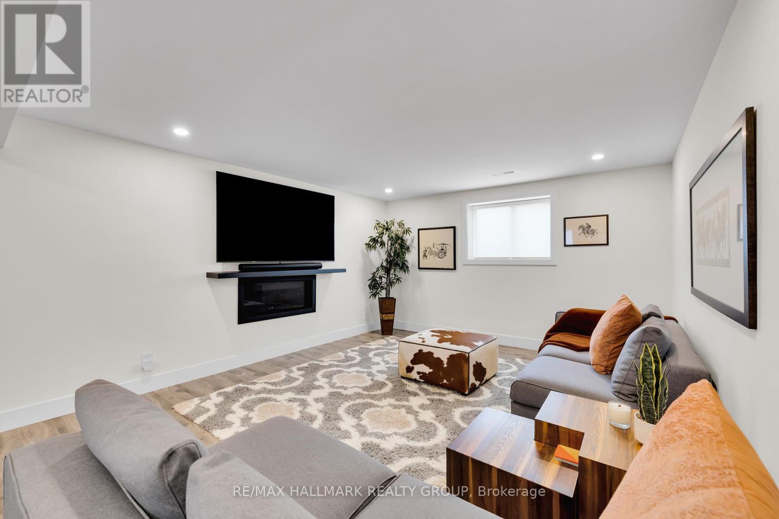 1976 Lenester Avenue, Ottawa, ON - Indoor Photo Showing Living Room
