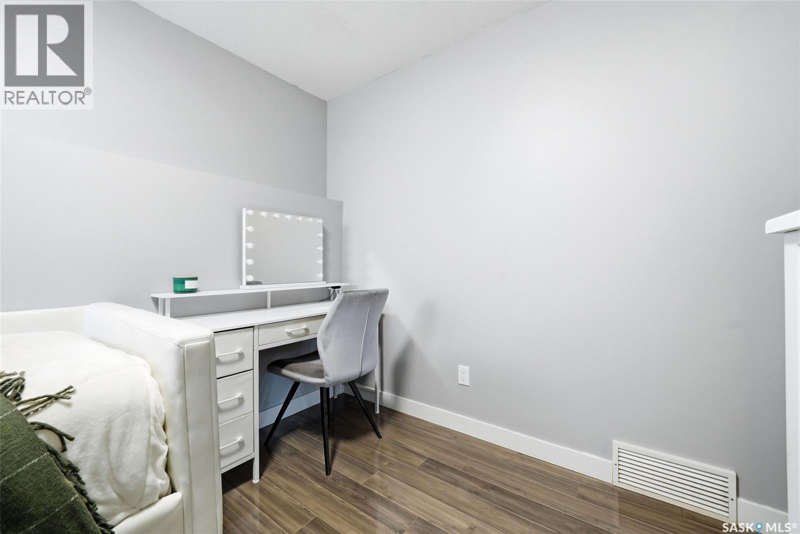 4127 Cumberland Road E, Regina, SK - Indoor