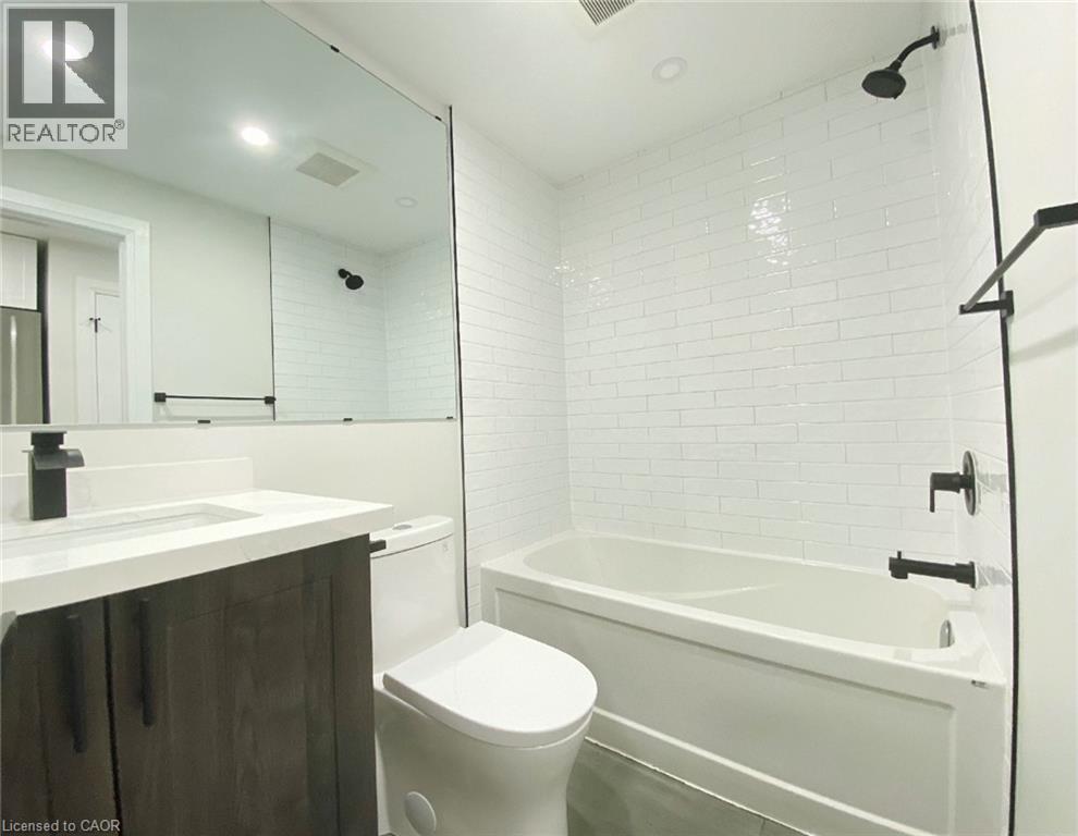 588 Barton Street E Unit# 10, Hamilton, ON - Indoor Photo Showing Bathroom