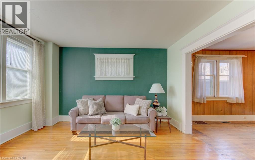 40 Union Street E, Waterloo, ON - Indoor Photo Showing Living Room