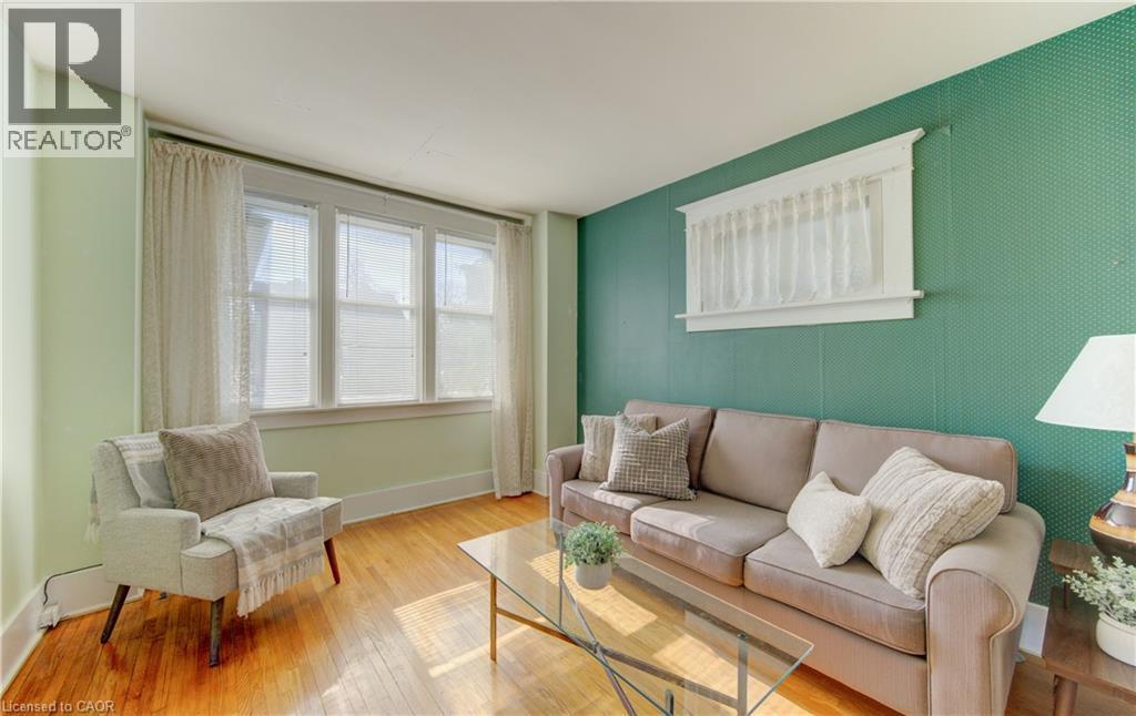 40 Union Street E, Waterloo, ON - Indoor Photo Showing Living Room