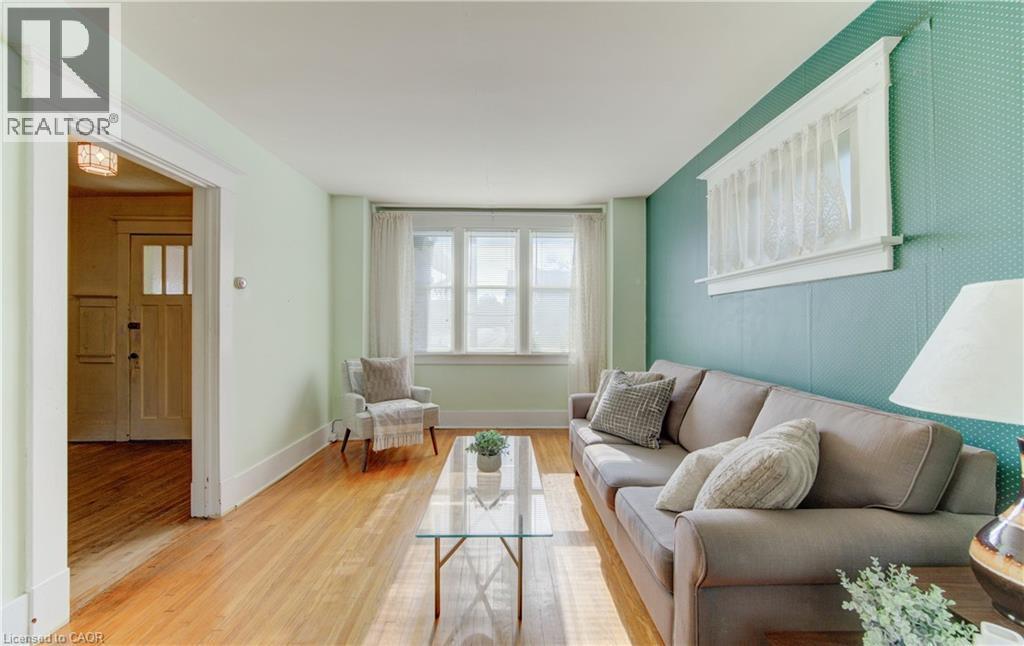 40 Union Street E, Waterloo, ON - Indoor Photo Showing Living Room