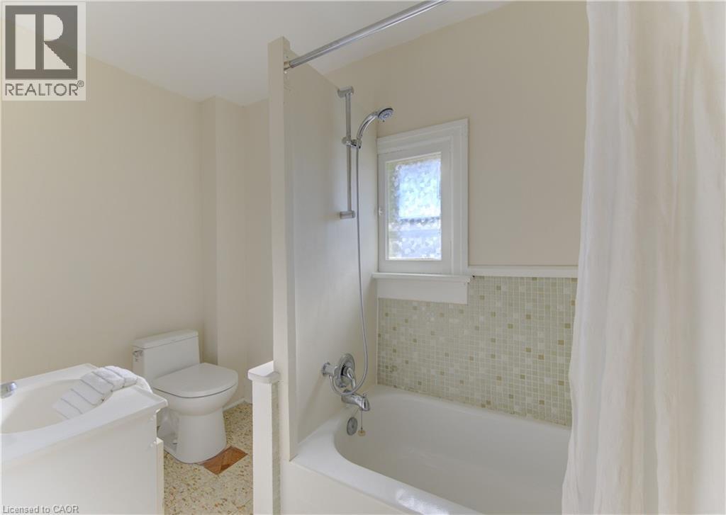 40 Union Street E, Waterloo, ON - Indoor Photo Showing Bathroom