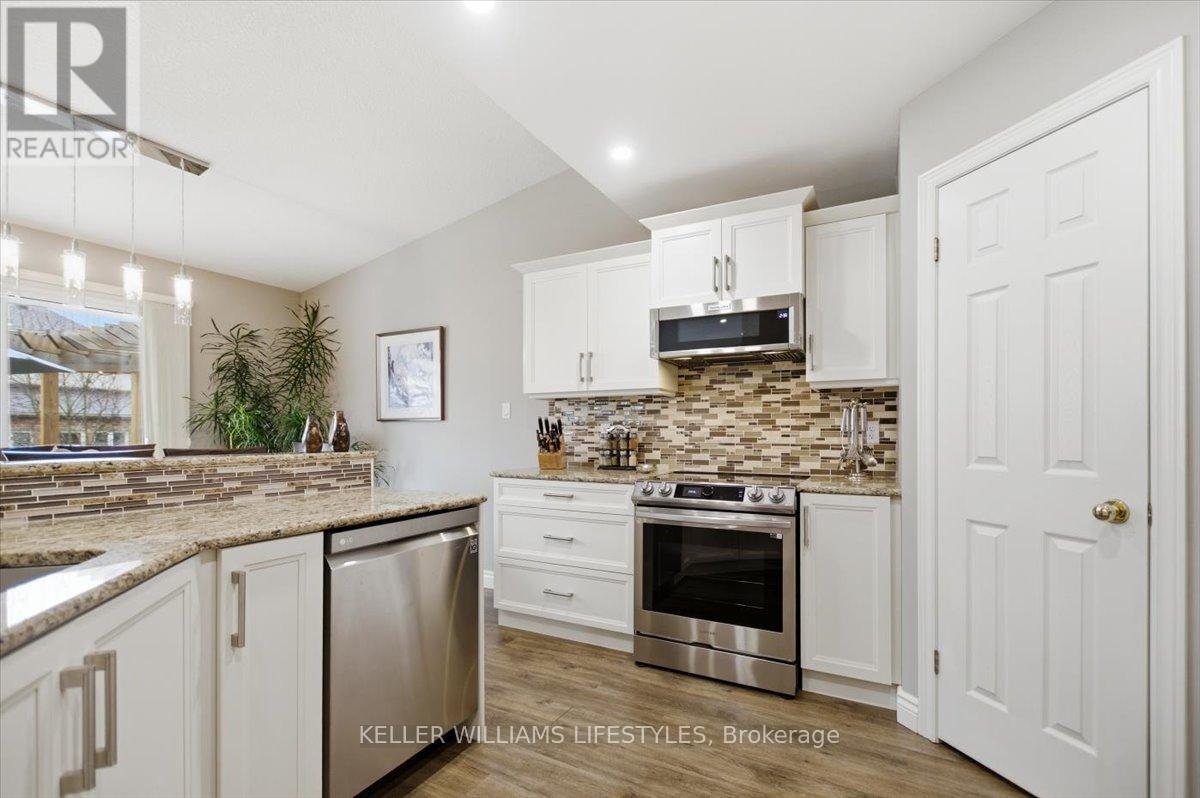 Dining room - 779 North Leaksdale Circle, London South (South U), ON - Indoor Photo Showing Kitchen With Upgraded Kitchen