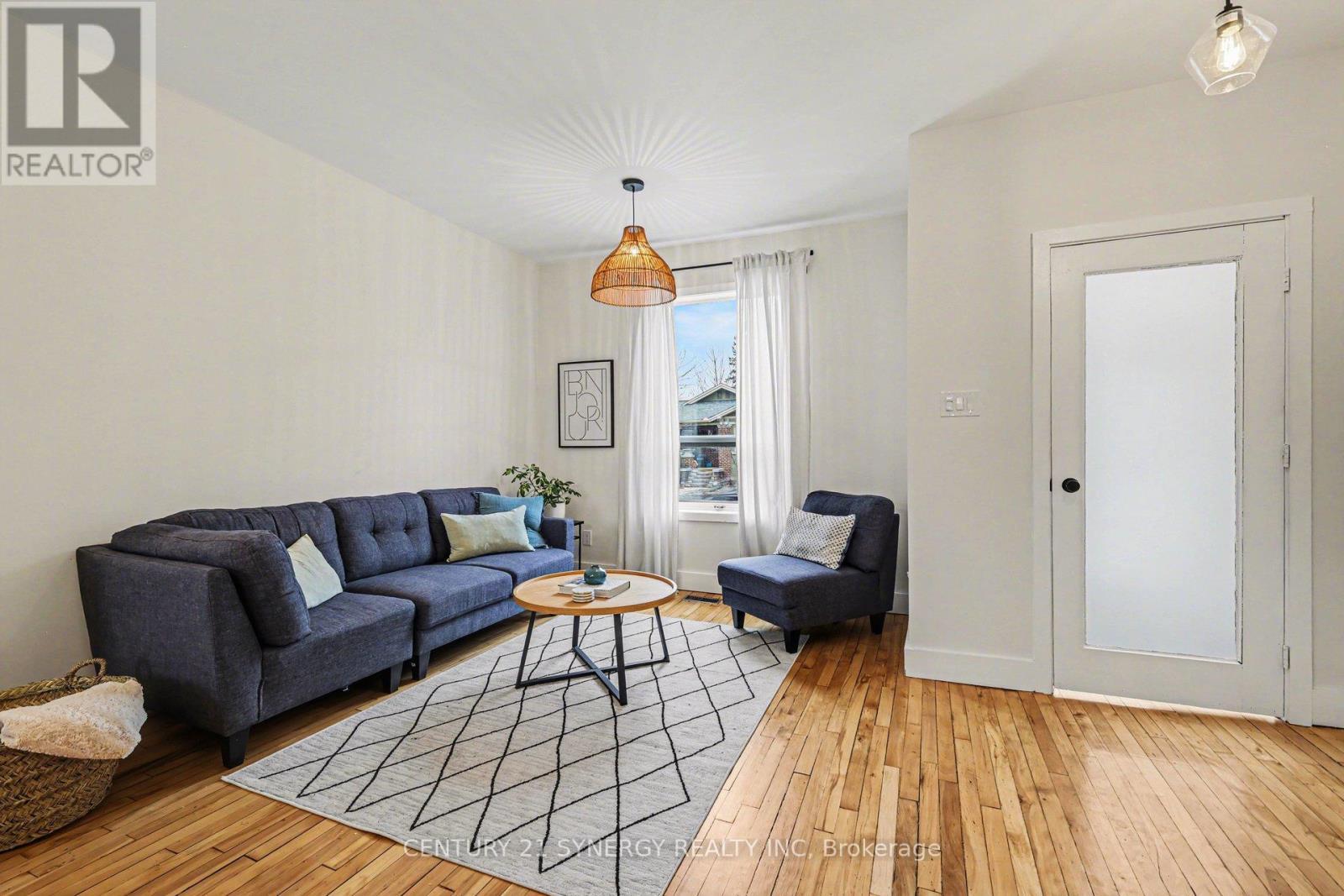 50 Brighton Avenue, Ottawa, ON - Indoor Photo Showing Living Room