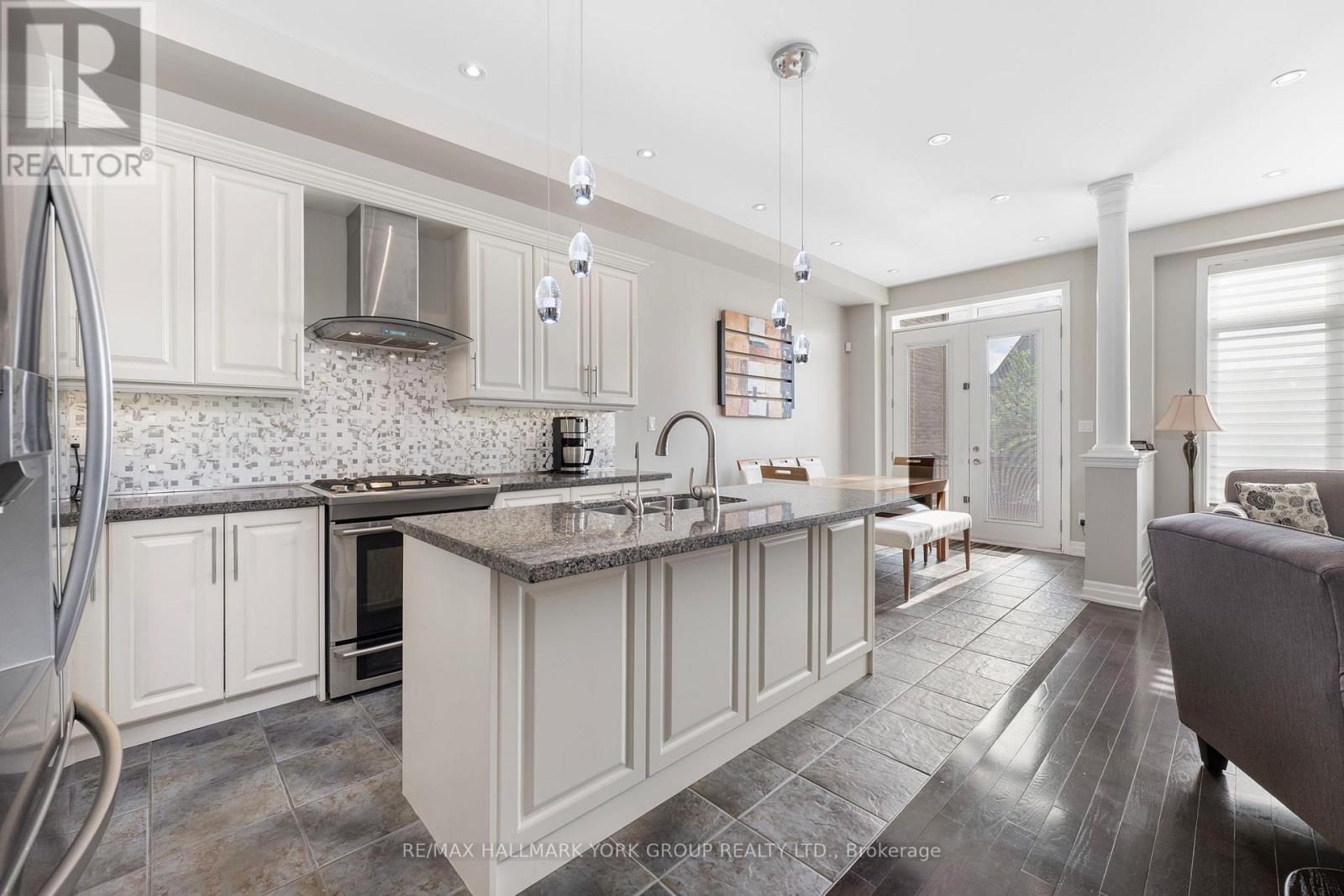 45 Robert Berry Crescent, King, ON - Indoor Photo Showing Kitchen With Upgraded Kitchen