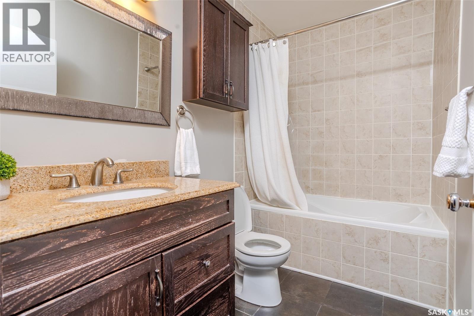 1701 Preston Avenue S, Saskatoon, SK - Indoor Photo Showing Bathroom