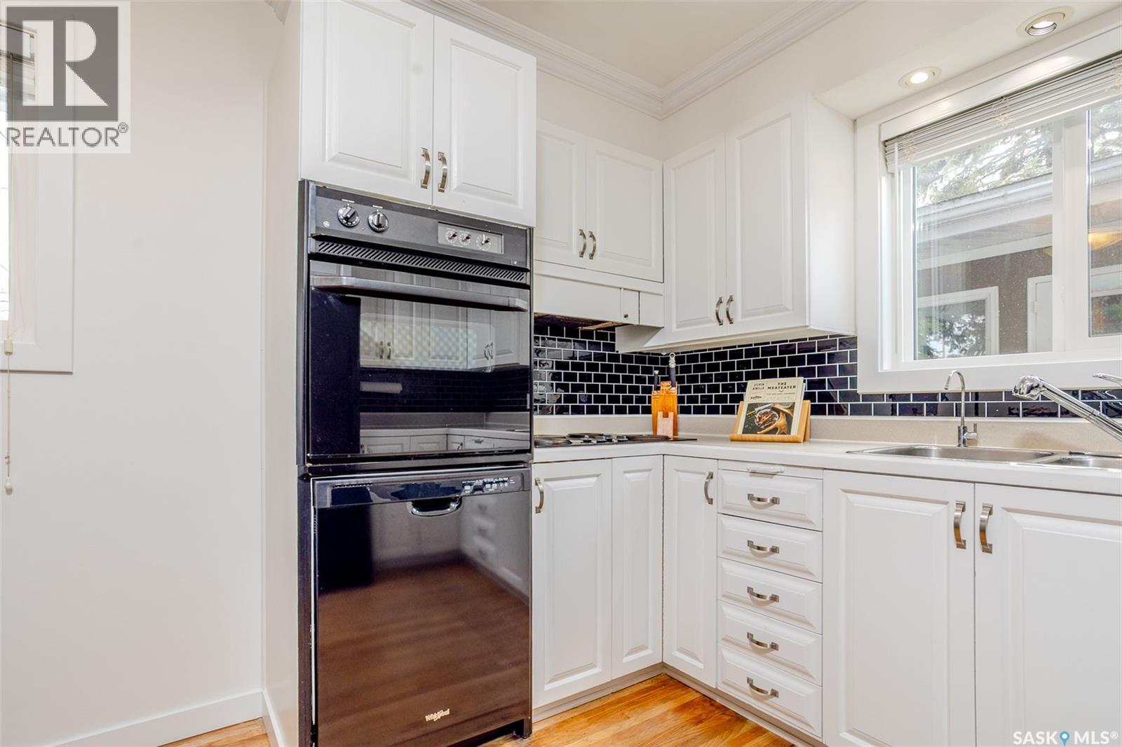 1701 Preston Avenue S, Saskatoon, SK - Indoor Photo Showing Kitchen