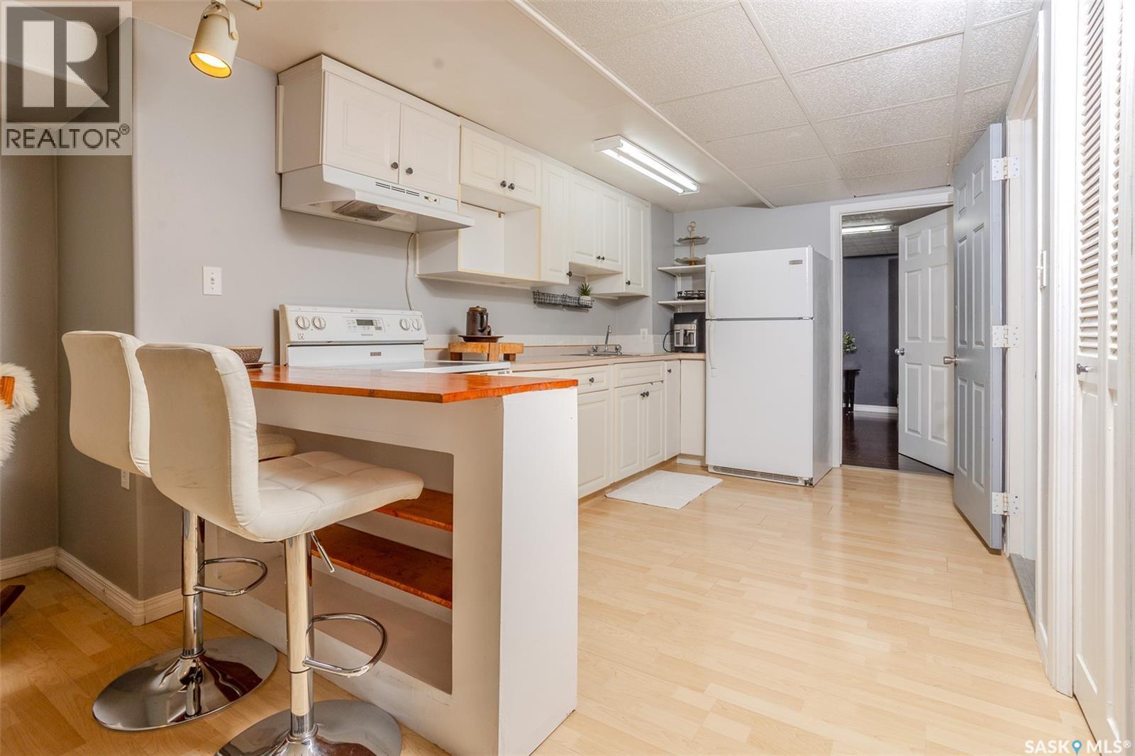 1701 Preston Avenue S, Saskatoon, SK - Indoor Photo Showing Kitchen