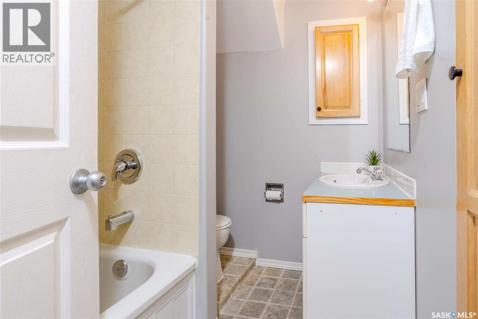 1701 Preston Avenue S, Saskatoon, SK - Indoor Photo Showing Bathroom