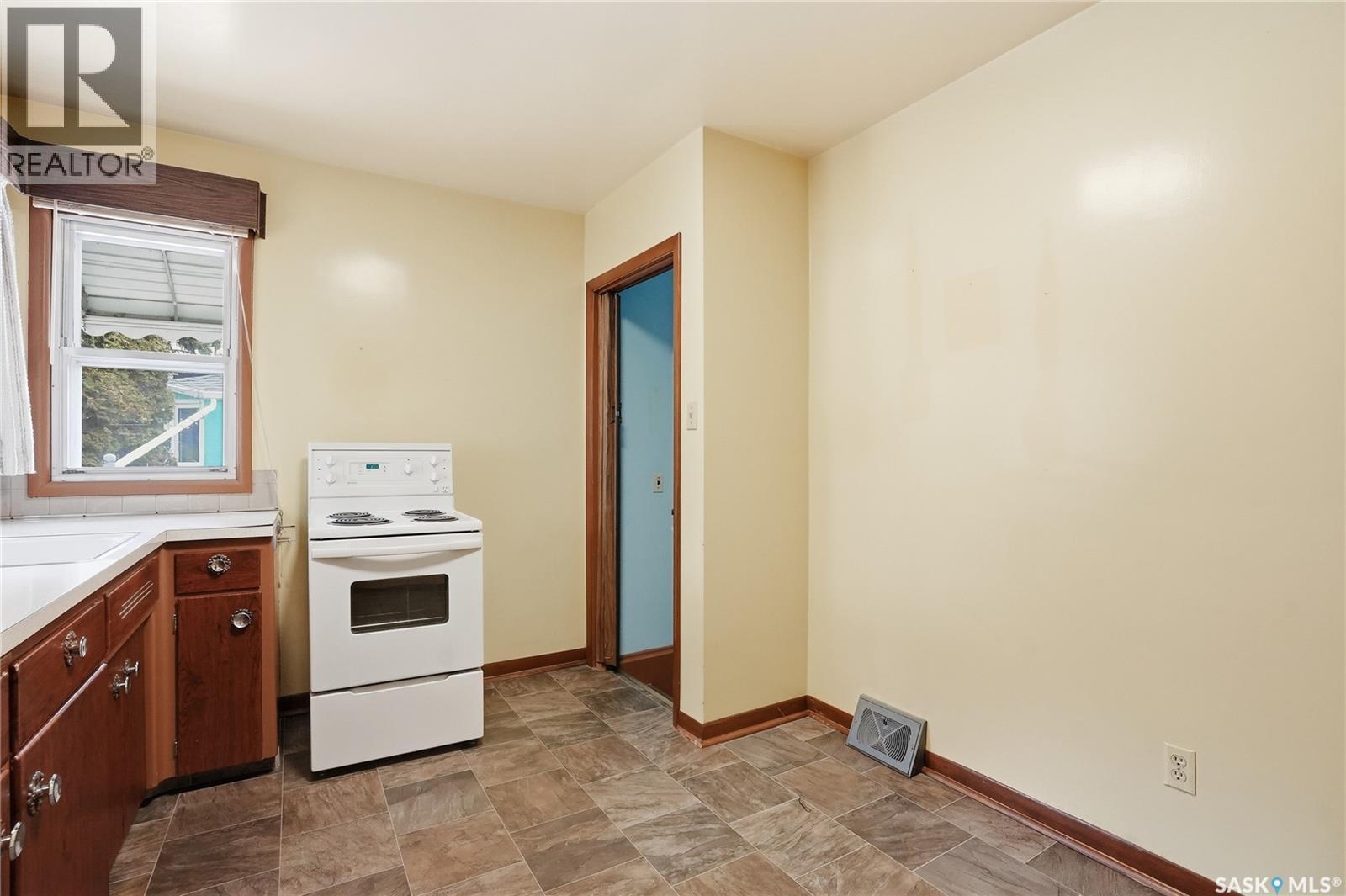 2204 York Avenue, Saskatoon, SK - Indoor Photo Showing Kitchen With Double Sink