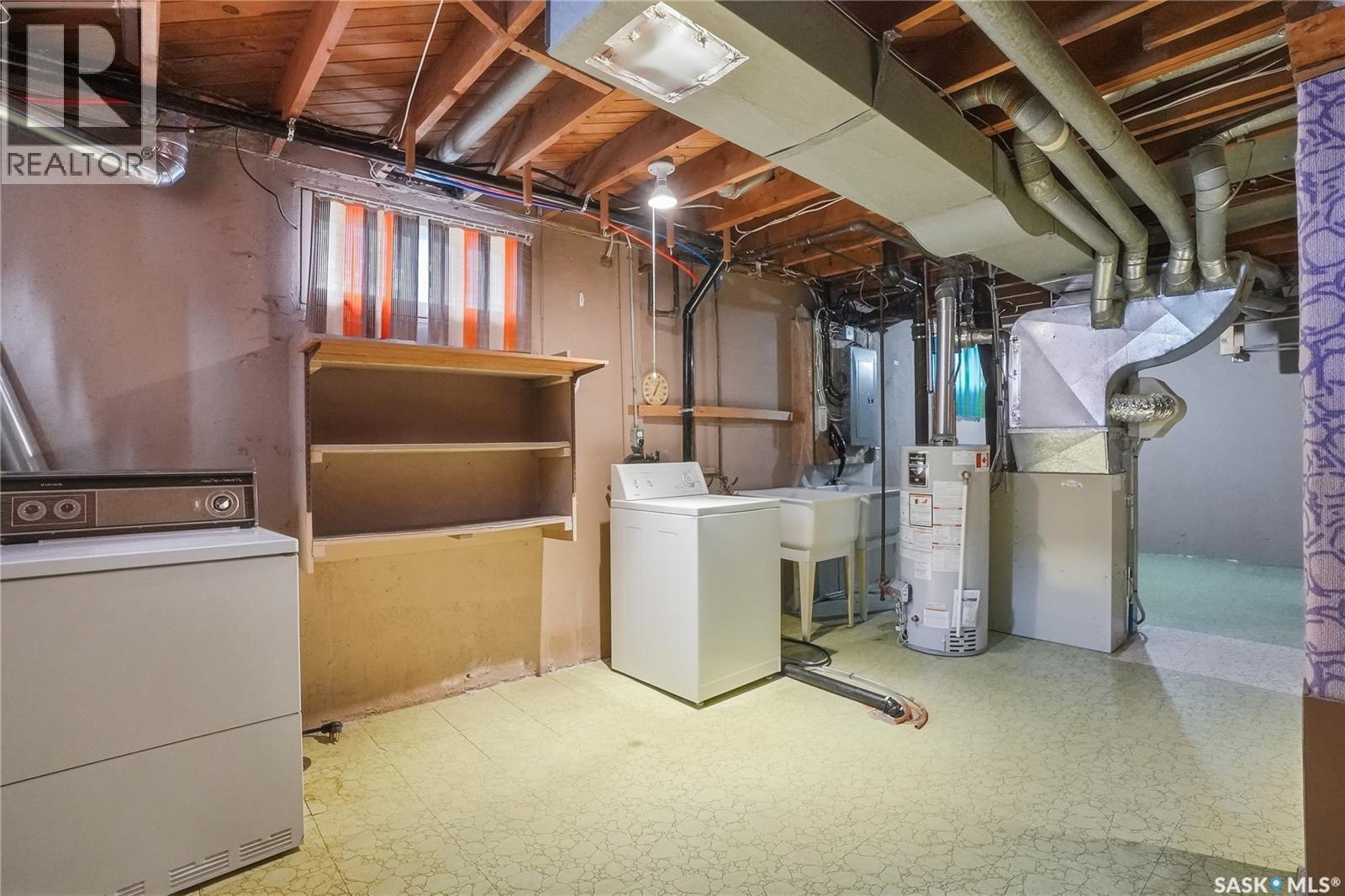 2204 York Avenue, Saskatoon, SK - Indoor Photo Showing Laundry Room