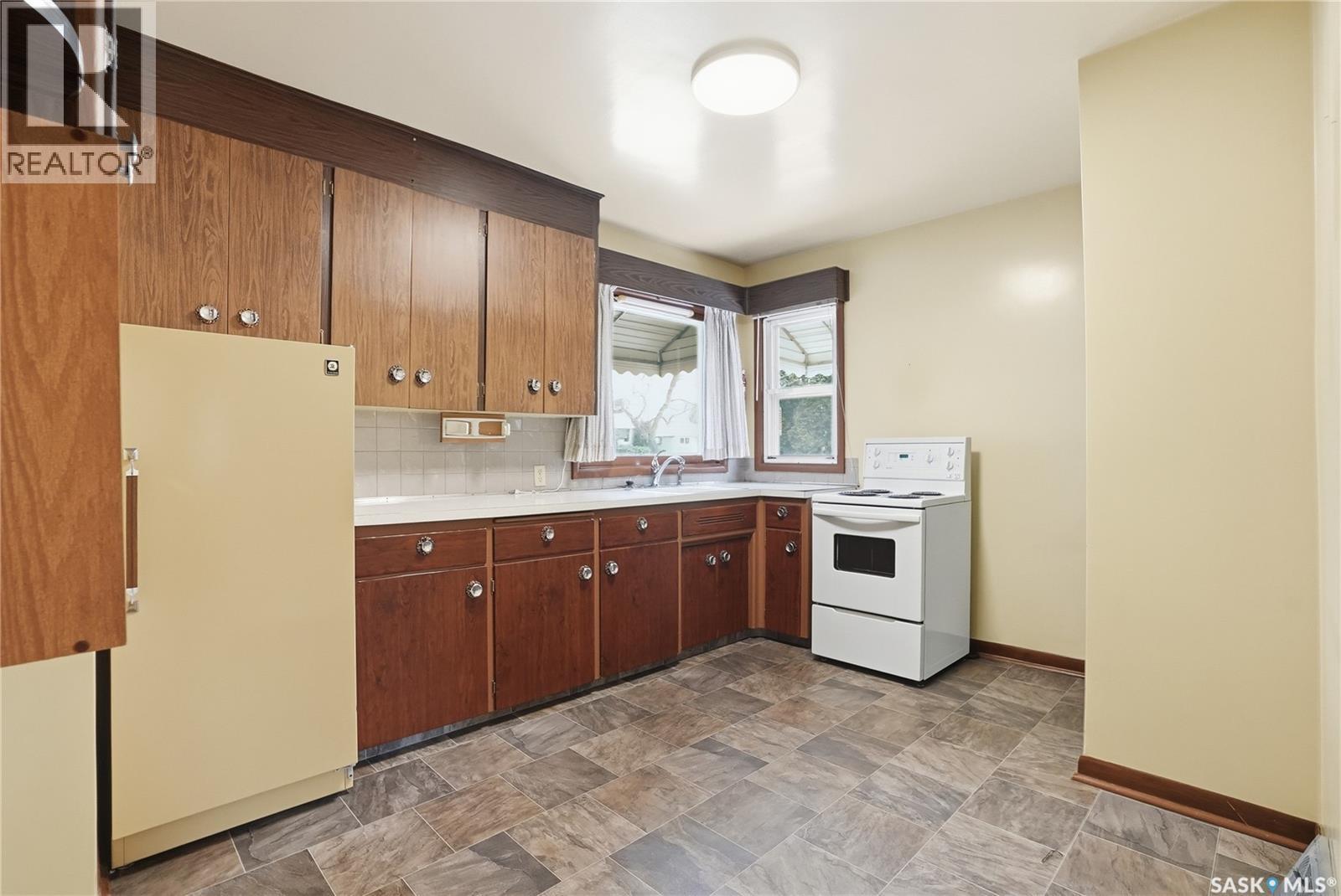 2204 York Avenue, Saskatoon, SK - Indoor Photo Showing Kitchen With Double Sink