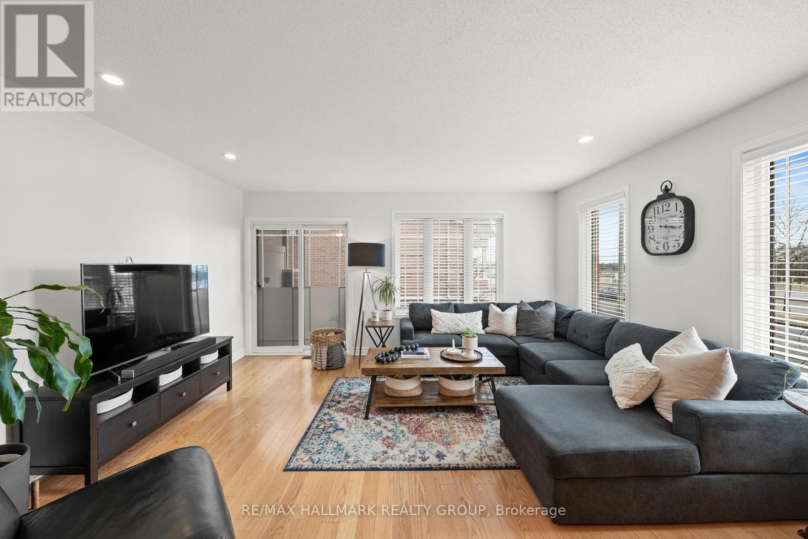 498 Leboutillier Avenue, Ottawa, ON - Indoor Photo Showing Living Room