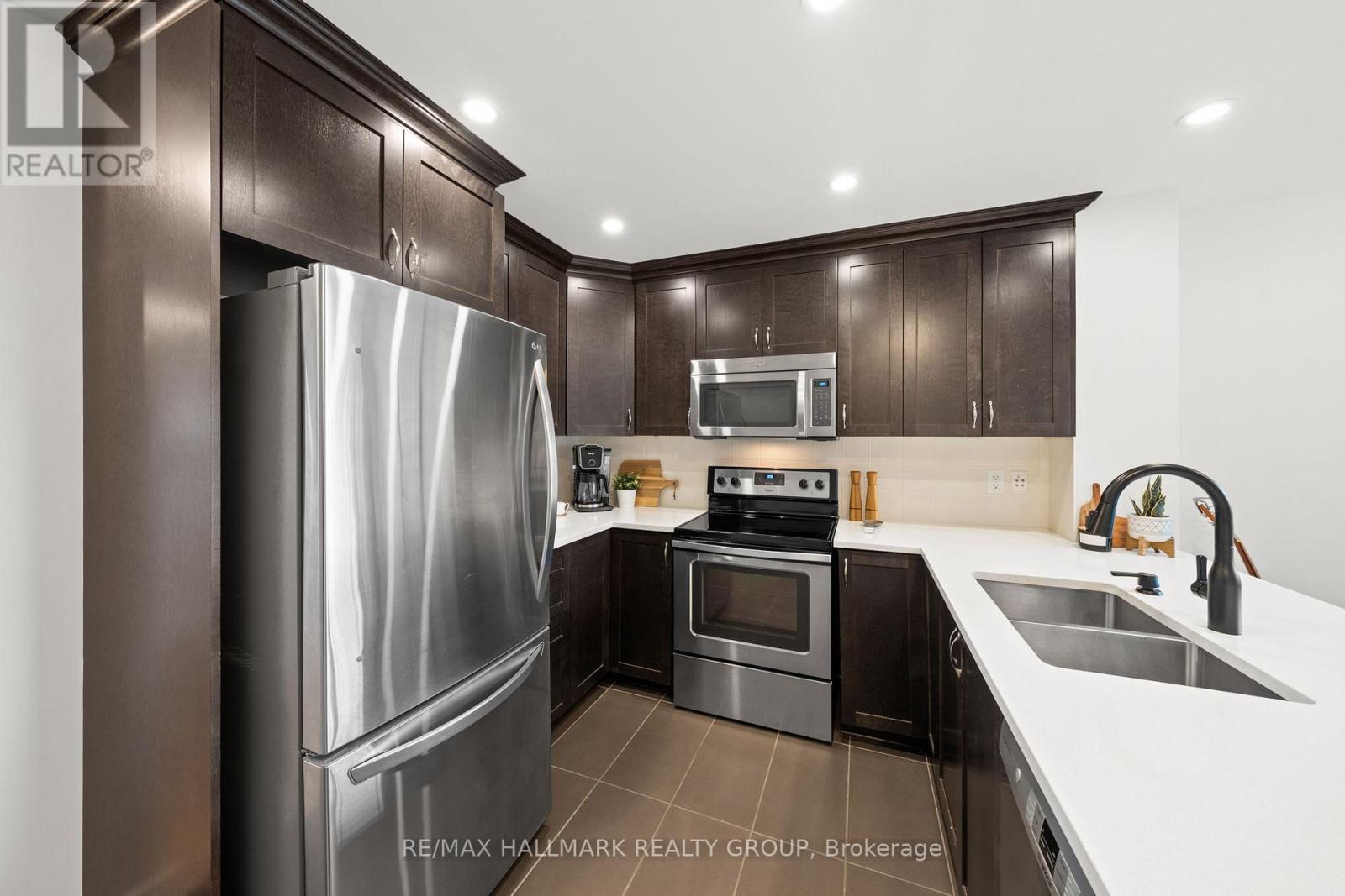 498 Leboutillier Avenue, Ottawa, ON - Indoor Photo Showing Kitchen With Stainless Steel Kitchen With Double Sink With Upgraded Kitchen