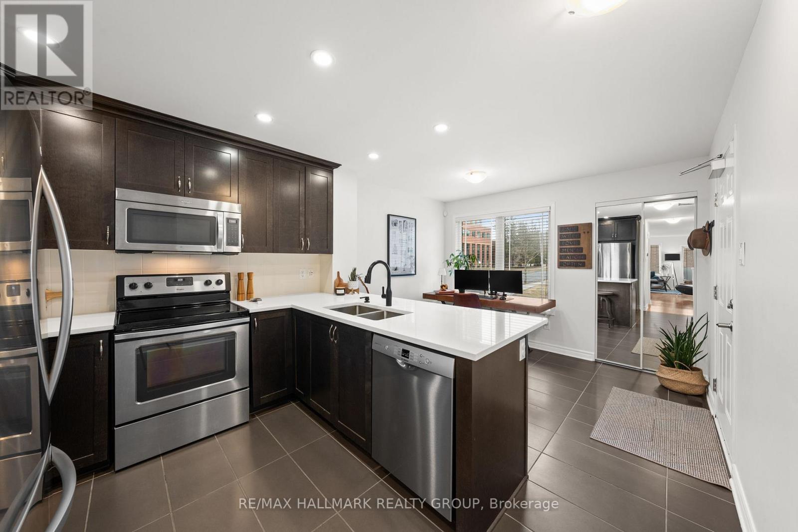 498 Leboutillier Avenue, Ottawa, ON - Indoor Photo Showing Kitchen With Stainless Steel Kitchen With Double Sink With Upgraded Kitchen
