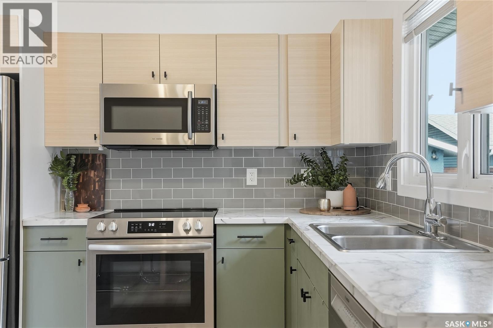 48 Bell Crescent, Saskatoon, SK - Indoor Photo Showing Kitchen With Double Sink With Upgraded Kitchen