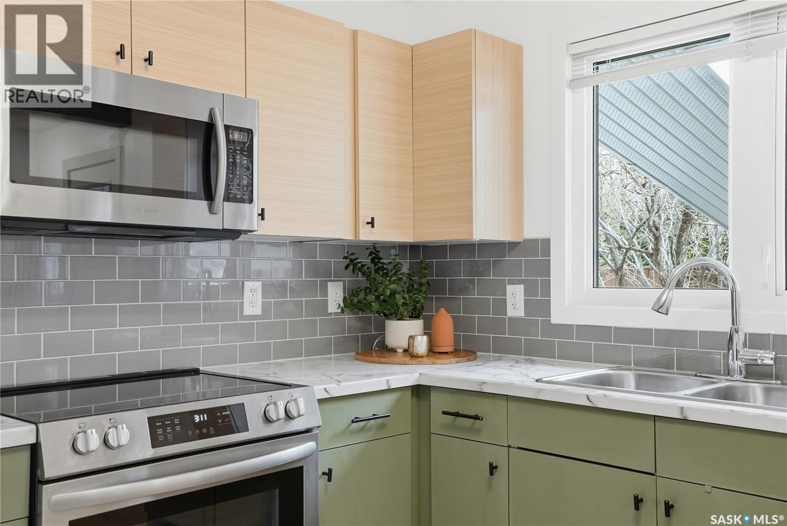 48 Bell Crescent, Saskatoon, SK - Indoor Photo Showing Kitchen With Double Sink With Upgraded Kitchen