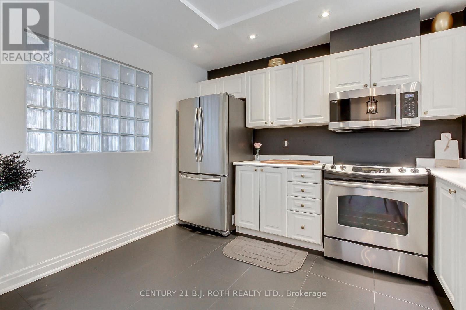 Lp915 - 18 Concorde Place, Toronto, ON - Indoor Photo Showing Kitchen