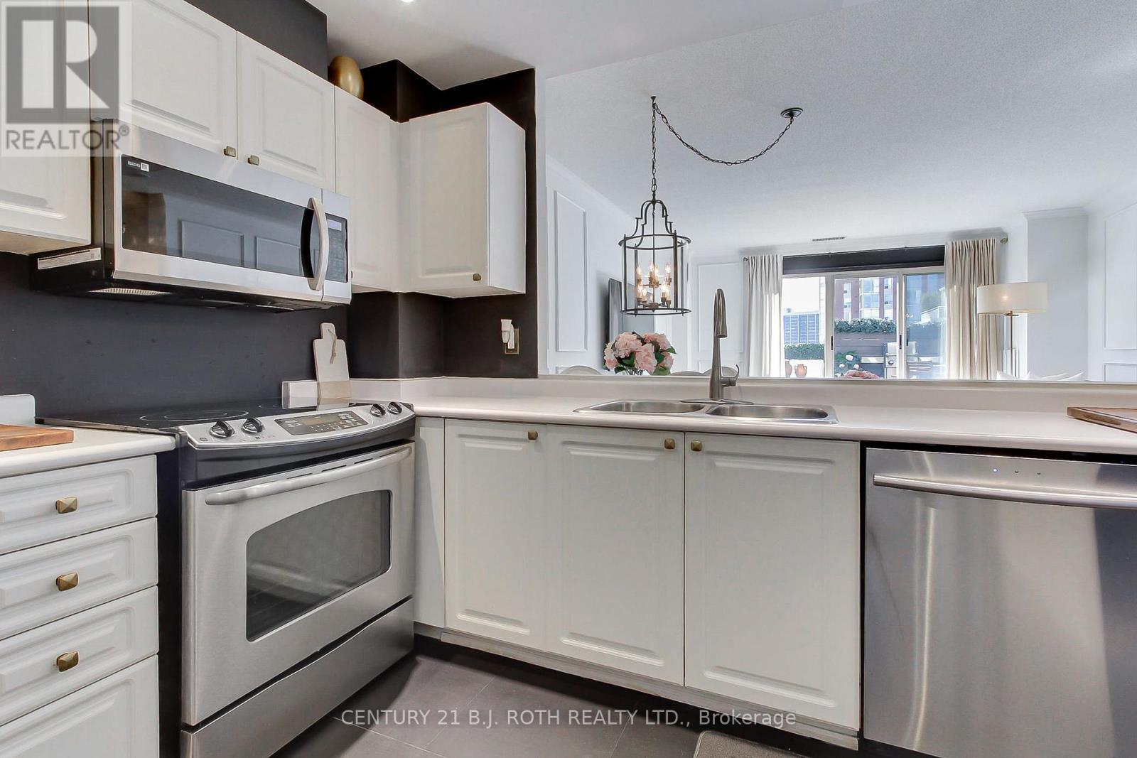 Lp915 - 18 Concorde Place, Toronto, ON - Indoor Photo Showing Kitchen With Double Sink